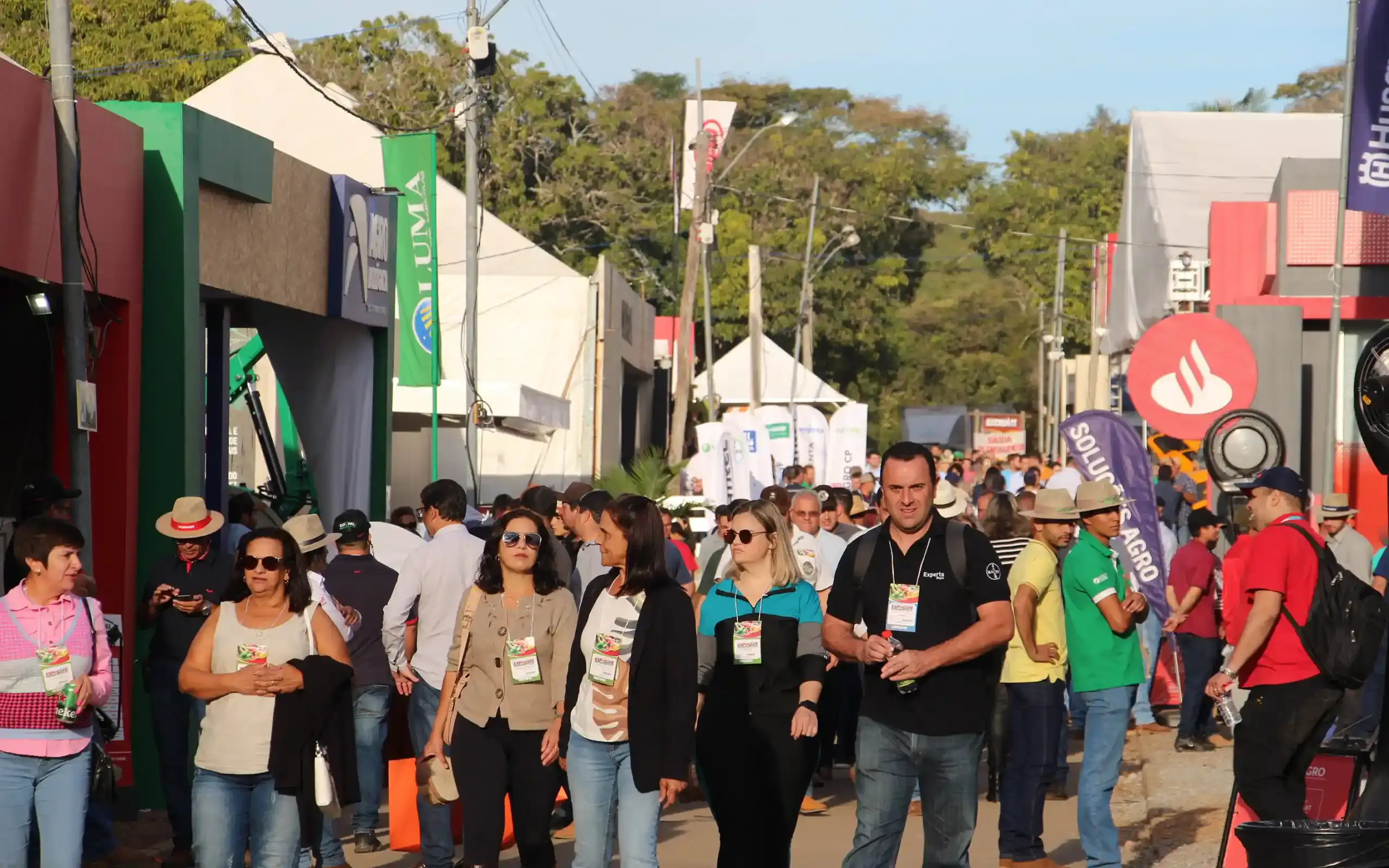 Público circulando entre estandes na Expocafé 2024