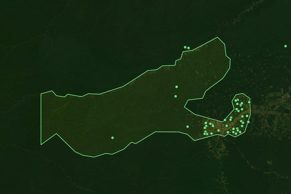 Imagem de satélite de Assis Brasil (AC), com o contorno do município e a posição dos imóveis desta página.