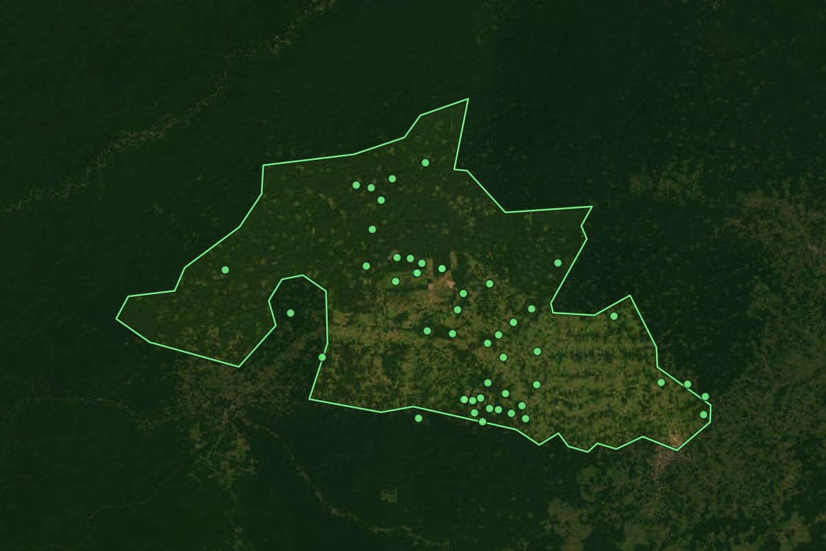 Imagem de satélite de Brasiléia (AC), com o contorno do município e a posição dos imóveis desta página.