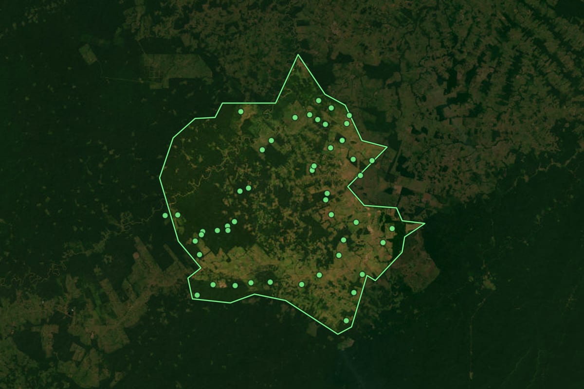 Imagem de satélite de Capixaba (AC), com o contorno do município e a posição dos imóveis desta página.