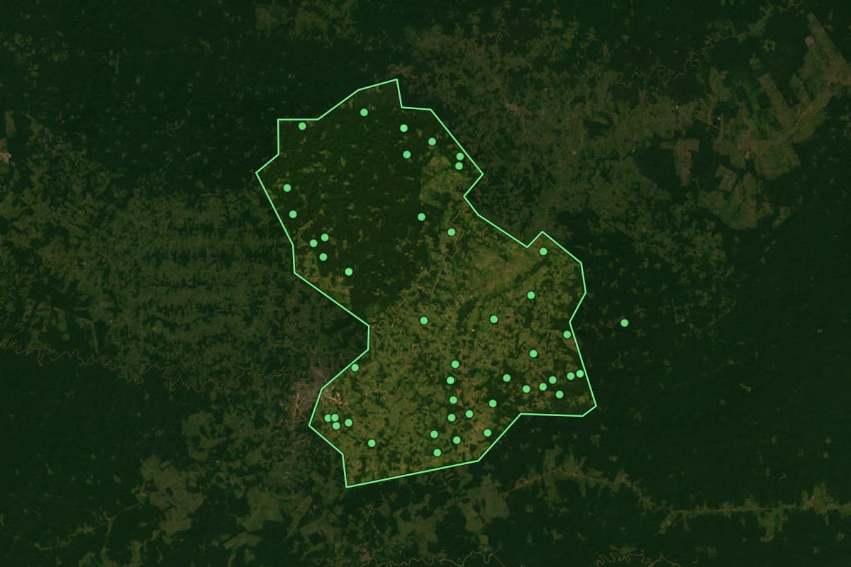 Imagem de satélite de Epitaciolândia (AC), com o contorno do município e a posição dos imóveis desta página.