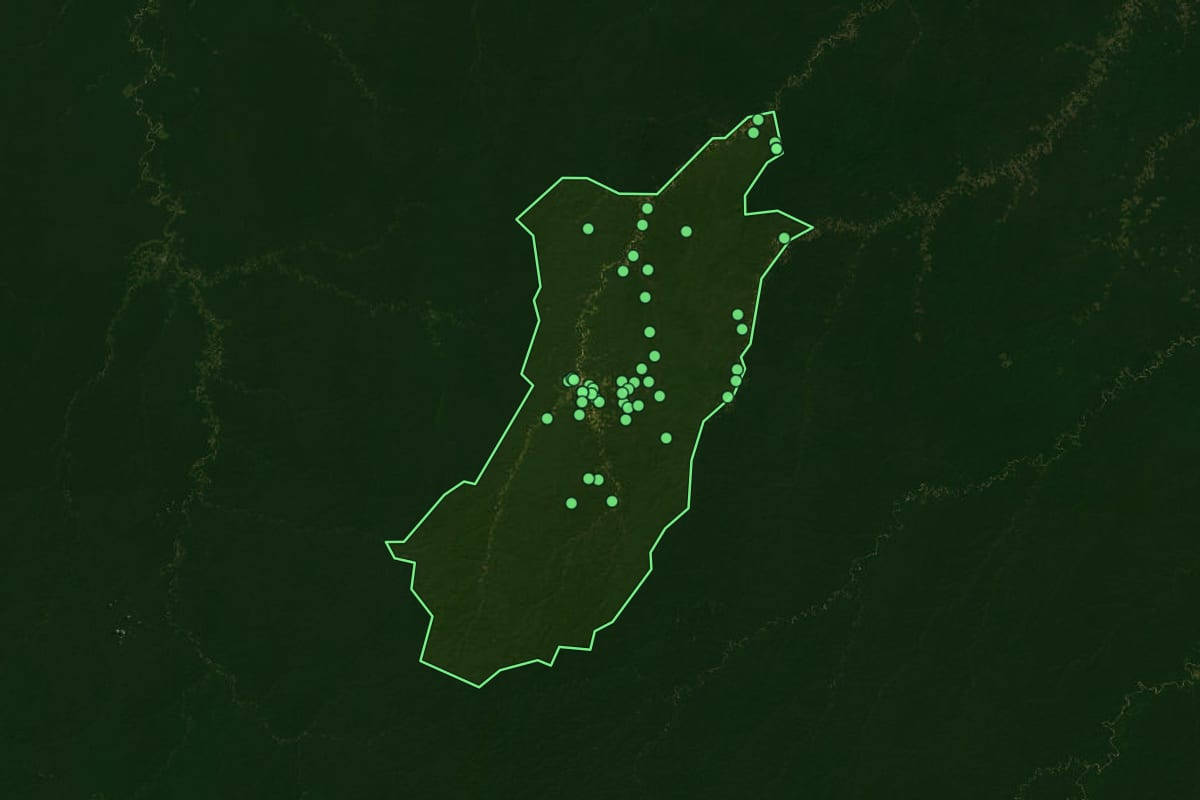 Imagem de satélite de Jordão (AC), com o contorno do município e a posição dos imóveis desta página.