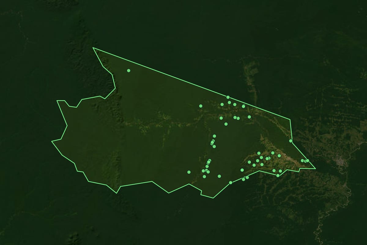 Imagem de satélite de Mâncio Lima (AC), com o contorno do município e a posição dos imóveis desta página.
