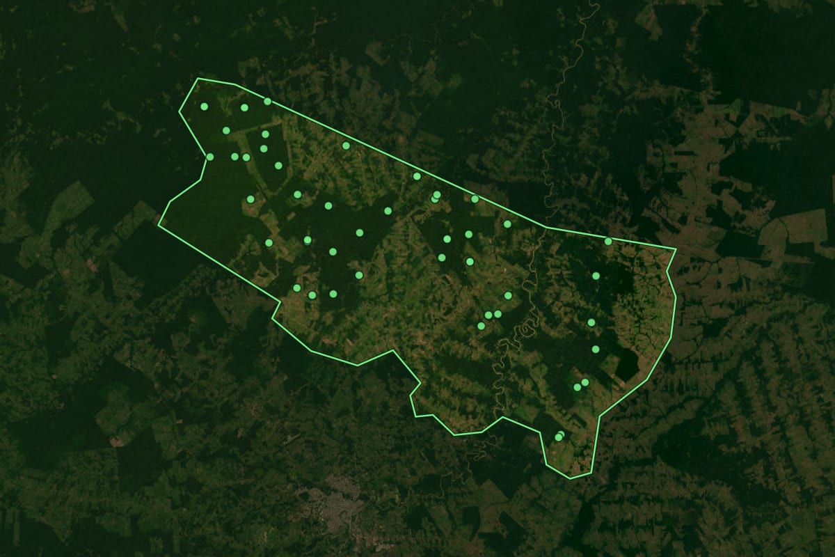 Imagem de satélite de Porto Acre (AC), com o contorno do município e a posição dos imóveis desta página.