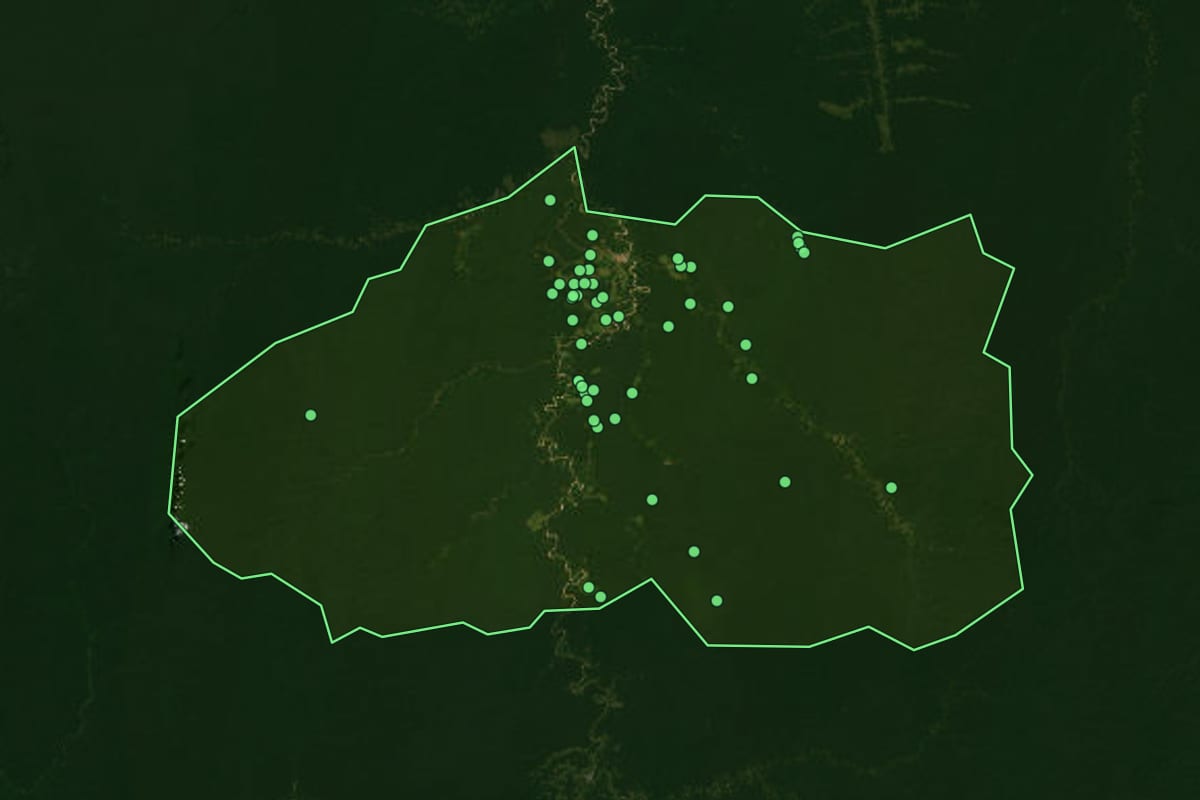 Imagem de satélite de Porto Walter (AC), com o contorno do município e a posição dos imóveis desta página.