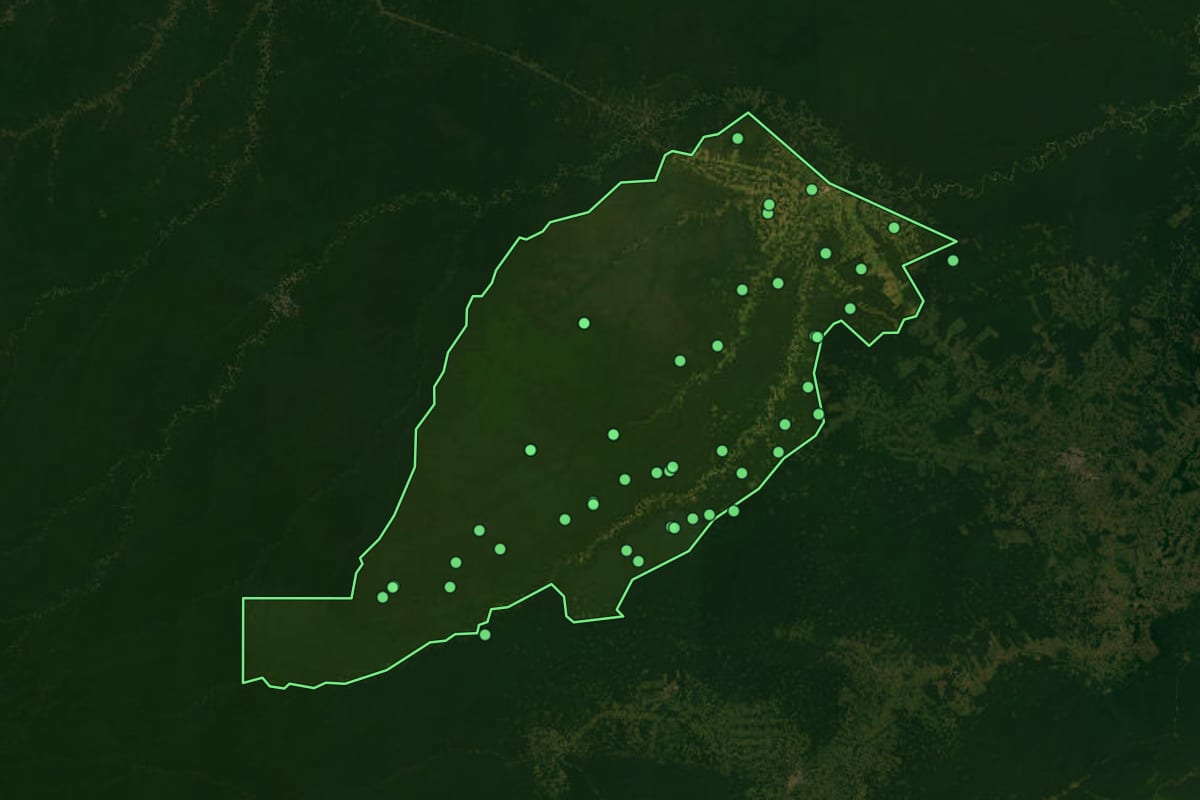 Imagem de satélite de Sena Madureira (AC), com o contorno do município e a posição dos imóveis desta página.