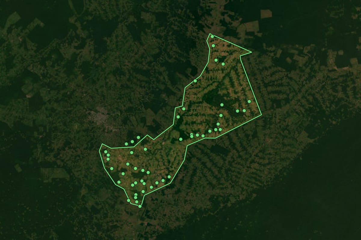 Imagem de satélite de Senador Guiomard (AC), com o contorno do município e a posição dos imóveis desta página.