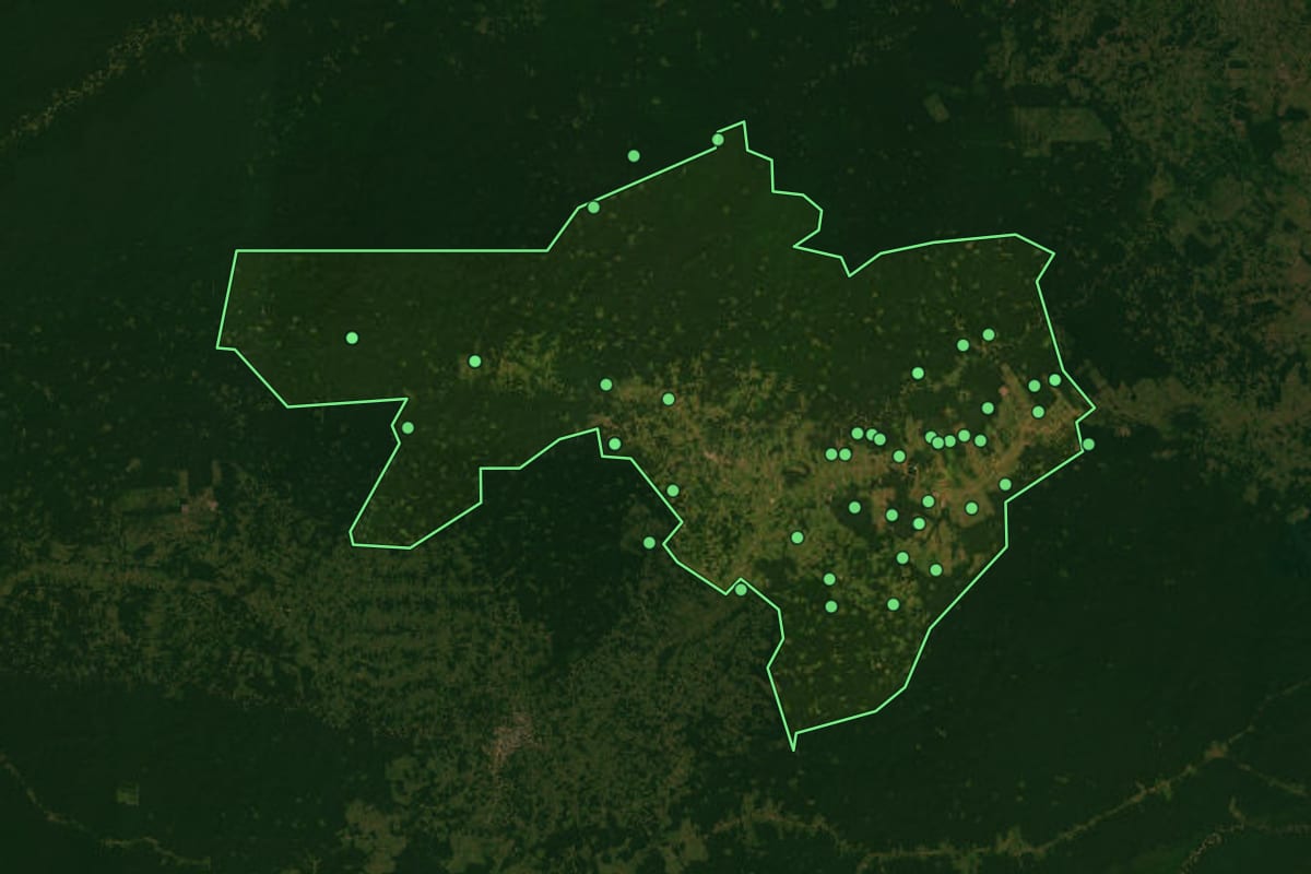 Imagem de satélite de Xapuri (AC), com o contorno do município e a posição dos imóveis desta página.