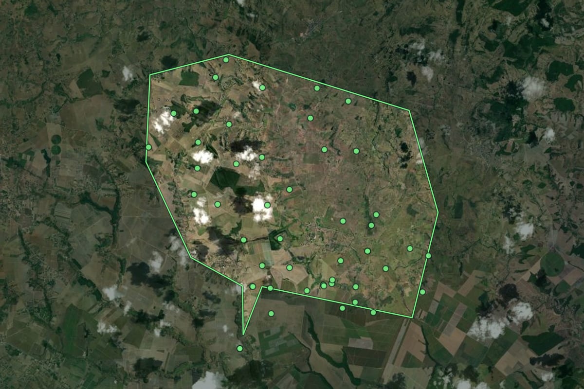 Imagem de satélite de Anadia (AL), com o contorno do município e a posição dos imóveis desta página.