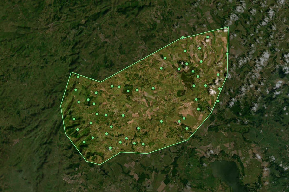 Imagem de satélite de Atalaia (AL), com o contorno do município e a posição dos imóveis desta página.