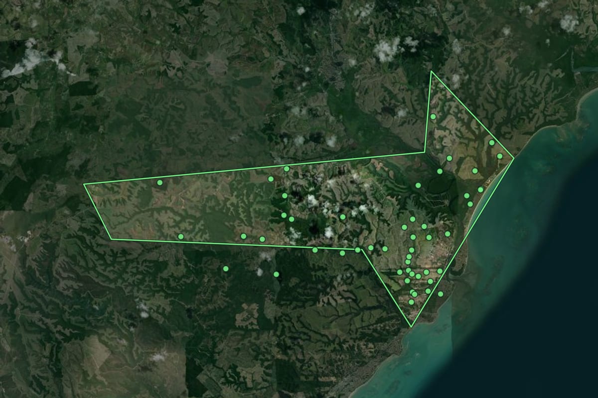 Imagem de satélite de Barra de Santo Antônio (AL), com o contorno do município e a posição dos imóveis desta página.