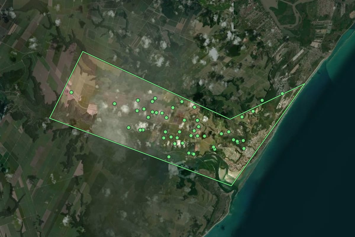 Imagem de satélite de Barra de São Miguel (AL), com o contorno do município e a posição dos imóveis desta página.