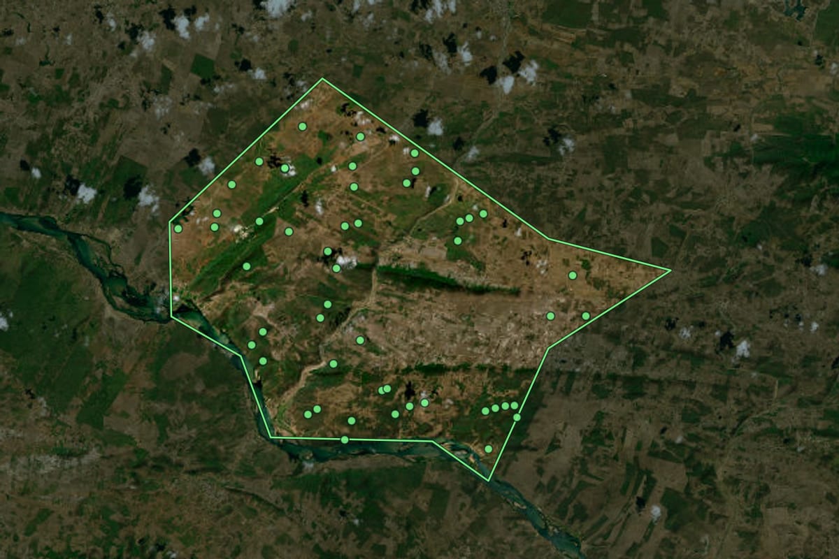 Imagem de satélite de Belo Monte (AL), com o contorno do município e a posição dos imóveis desta página.