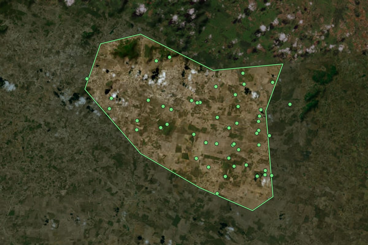 Imagem de satélite de Cacimbinhas (AL), com o contorno do município e a posição dos imóveis desta página.