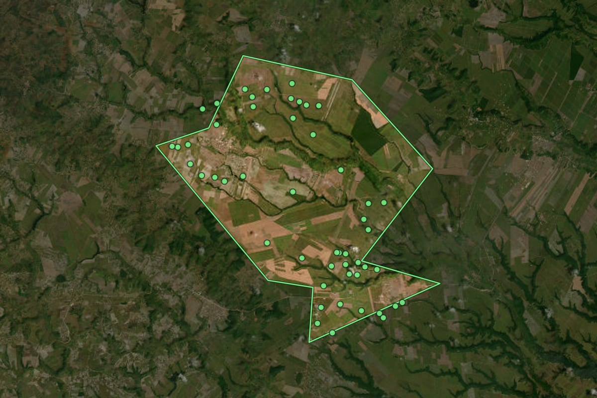 Imagem de satélite de Campo Alegre (AL), com o contorno do município e a posição dos imóveis desta página.