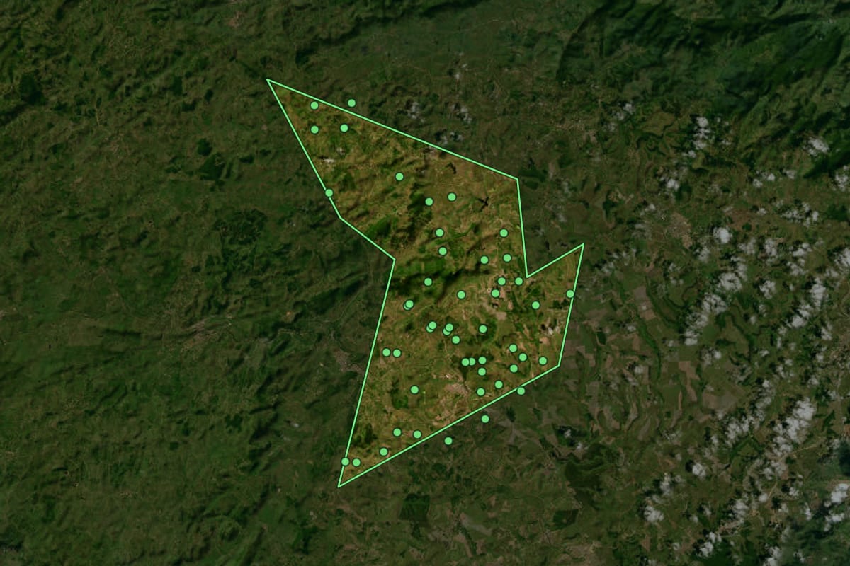 Imagem de satélite de Capela (AL), com o contorno do município e a posição dos imóveis desta página.