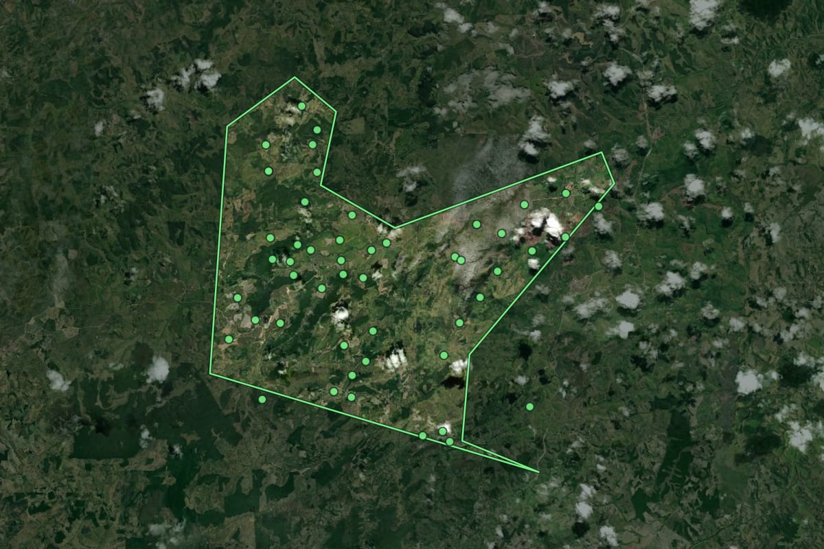 Imagem de satélite de Colônia Leopoldina (AL), com o contorno do município e a posição dos imóveis desta página.
