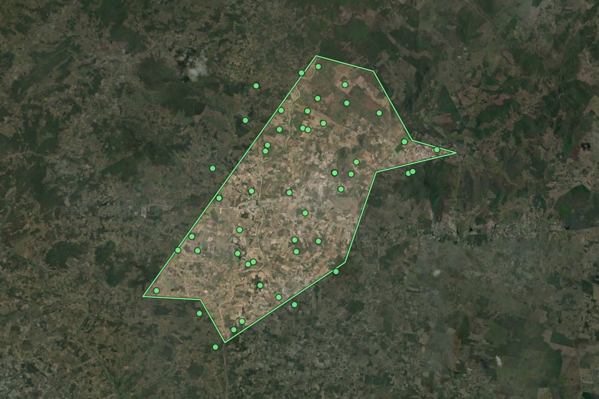 Imagem de satélite de Dois Riachos (AL), com o contorno do município e a posição dos imóveis desta página.