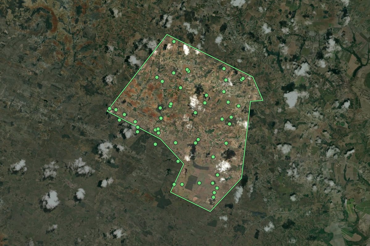 Imagem de satélite de Feira Grande (AL), com o contorno do município e a posição dos imóveis desta página.