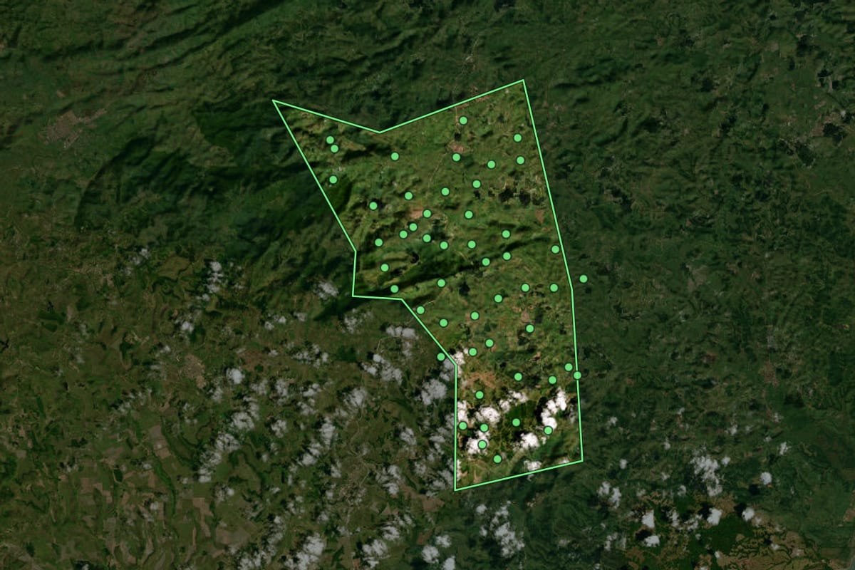 Imagem de satélite de Flexeiras (AL), com o contorno do município e a posição dos imóveis desta página.