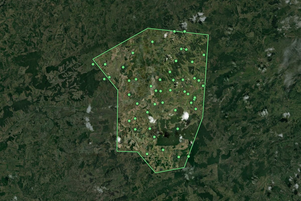 Imagem de satélite de Ibateguara (AL), com o contorno do município e a posição dos imóveis desta página.