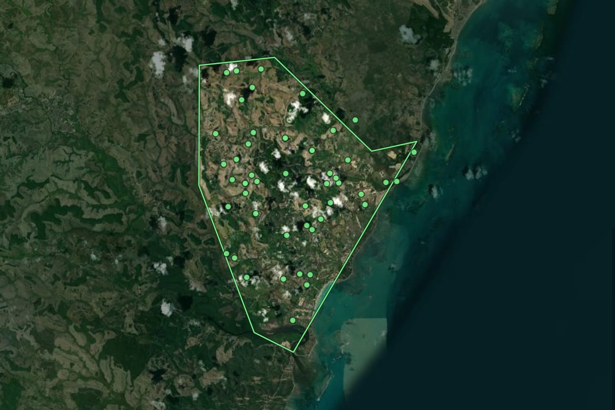 Imagem de satélite de Japaratinga (AL), com o contorno do município e a posição dos imóveis desta página.