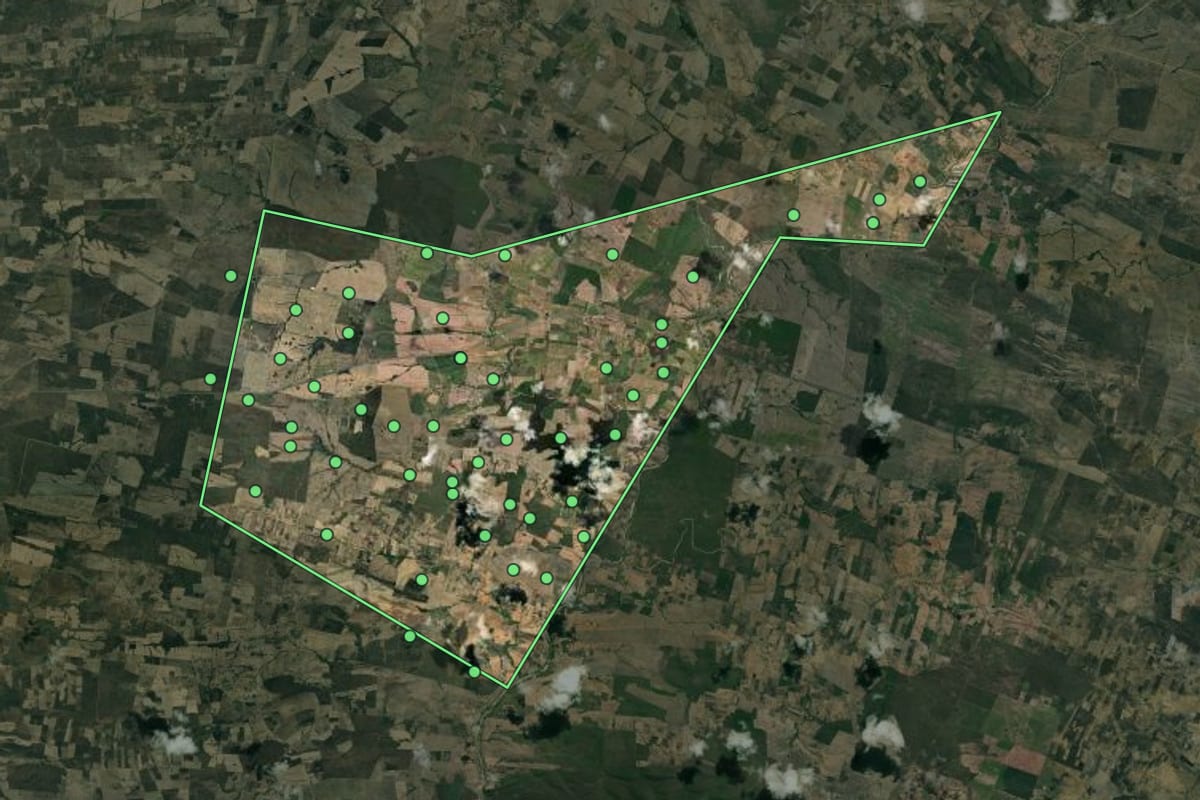 Imagem de satélite de Jaramataia (AL), com o contorno do município e a posição dos imóveis desta página.