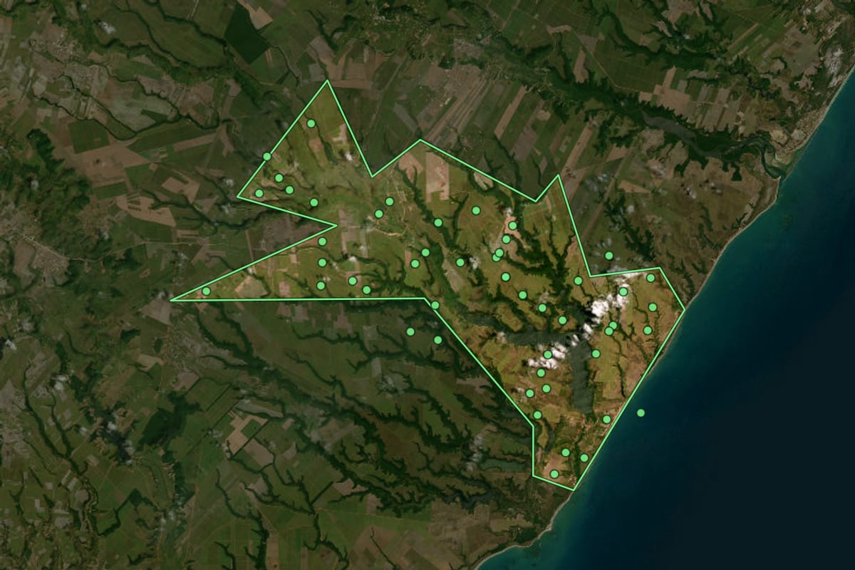 Imagem de satélite de Jequiá da Praia (AL), com o contorno do município e a posição dos imóveis desta página.