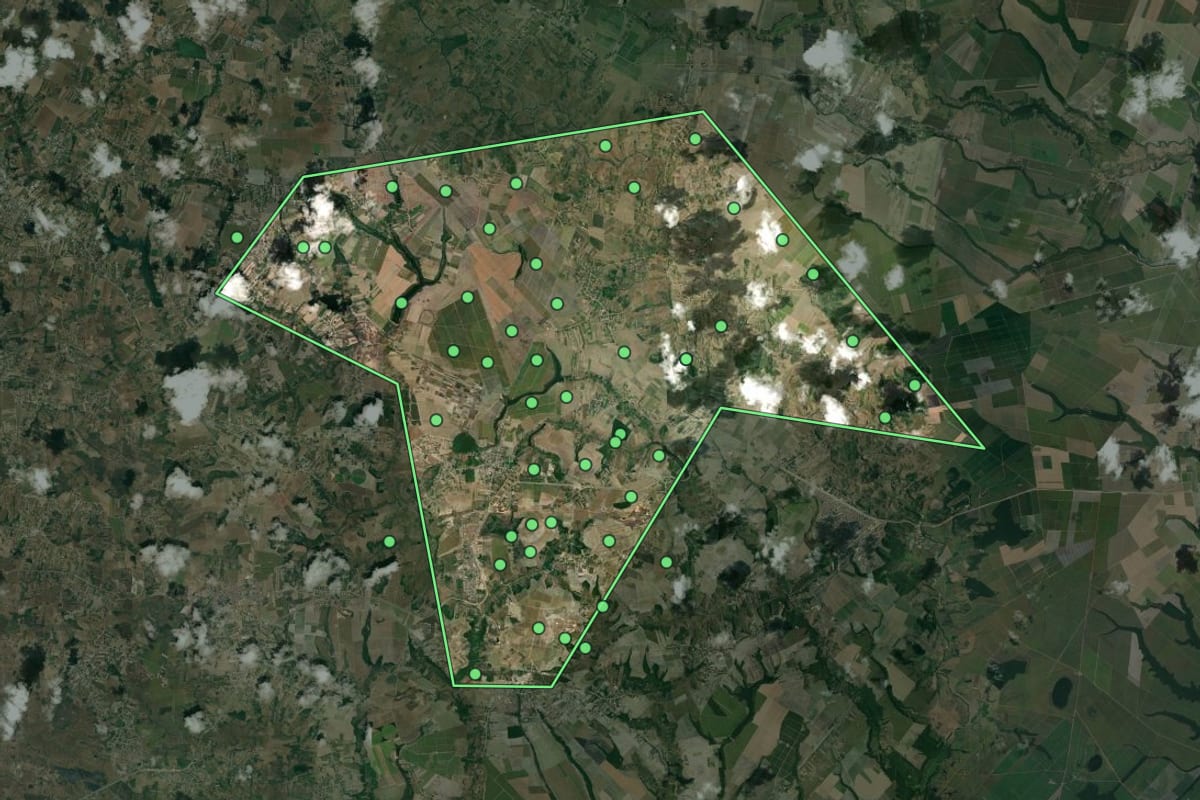Imagem de satélite de Junqueiro (AL), com o contorno do município e a posição dos imóveis desta página.