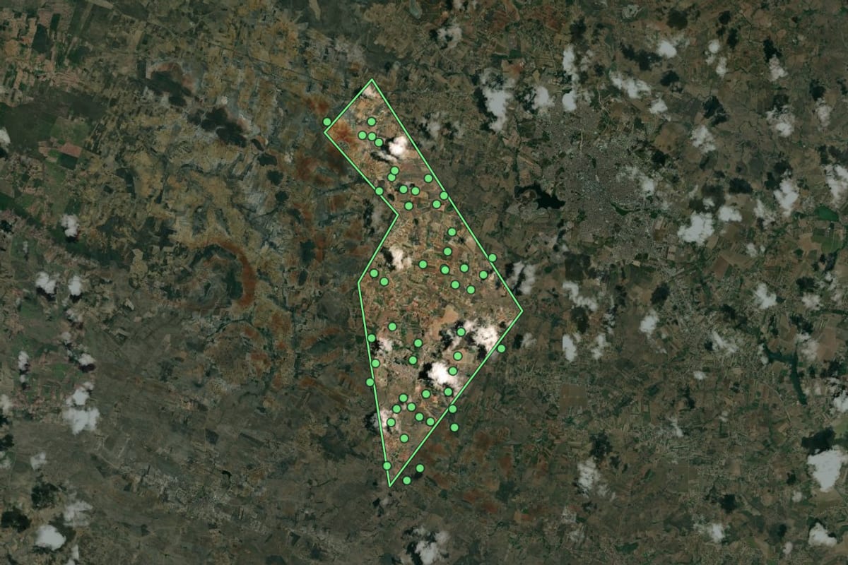 Imagem de satélite de Lagoa da Canoa (AL), com o contorno do município e a posição dos imóveis desta página.