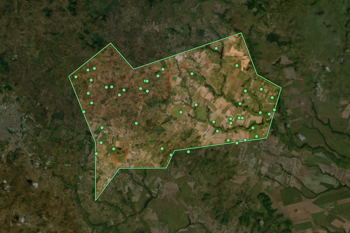 Imagem de satélite de Limoeiro de Anadia (AL), com o contorno do município e a posição dos imóveis desta página.