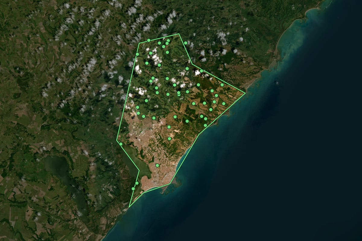 Imagem de satélite de Maceió (AL), com o contorno do município e a posição dos imóveis desta página.