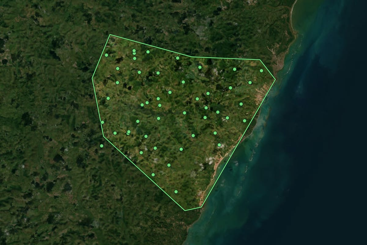 Imagem de satélite de Maragogi (AL), com o contorno do município e a posição dos imóveis desta página.