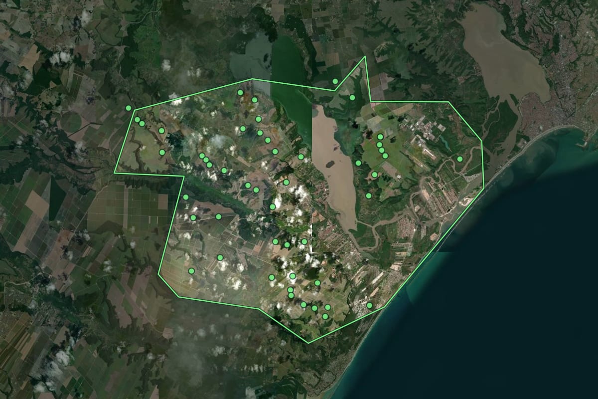 Imagem de satélite de Marechal Deodoro (AL), com o contorno do município e a posição dos imóveis desta página.