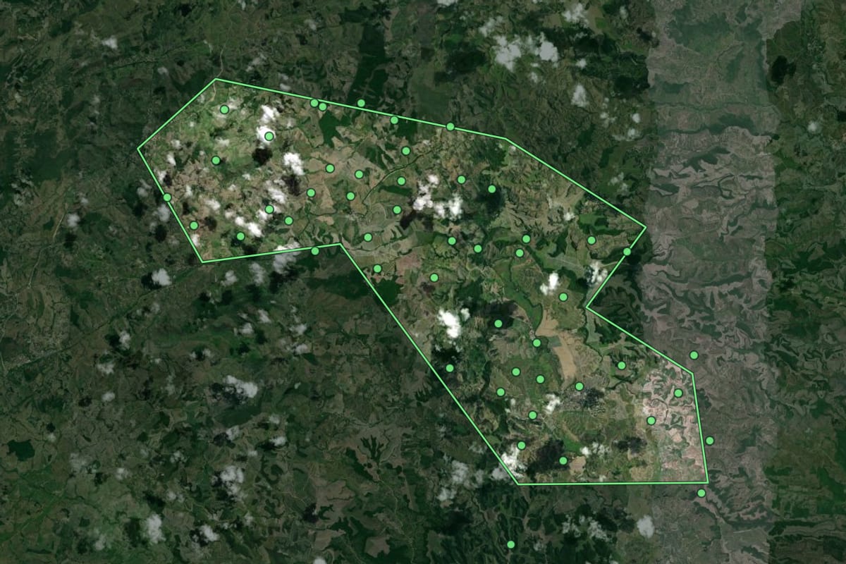 Imagem de satélite de Matriz de Camaragibe (AL), com o contorno do município e a posição dos imóveis desta página.
