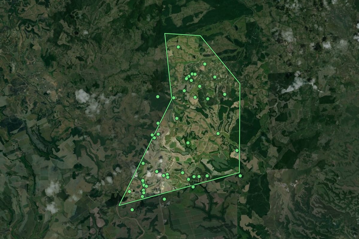 Imagem de satélite de Messias (AL), com o contorno do município e a posição dos imóveis desta página.