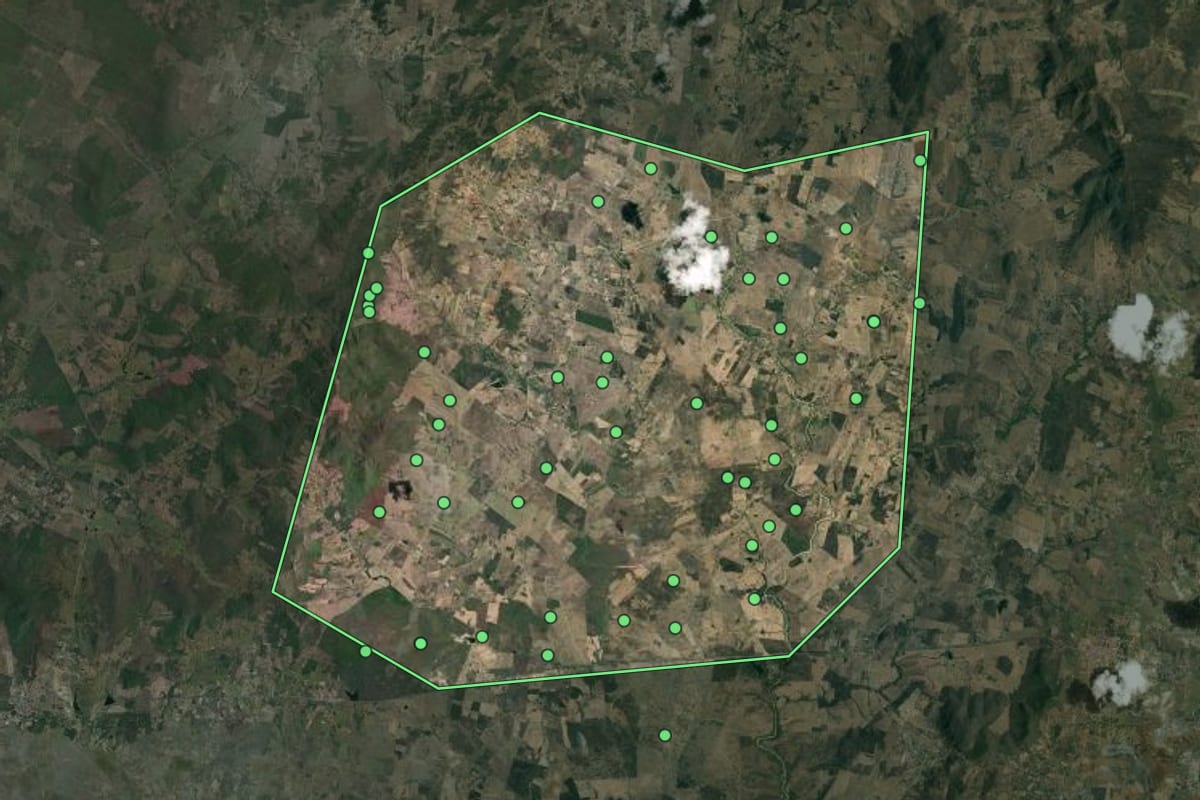 Imagem de satélite de Minador do Negrão (AL), com o contorno do município e a posição dos imóveis desta página.