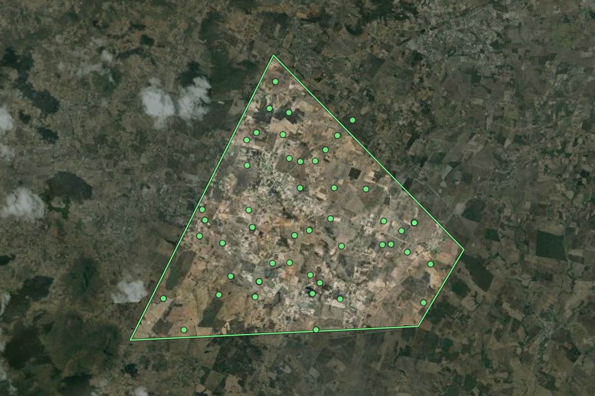 Imagem de satélite de Monteirópolis (AL), com o contorno do município e a posição dos imóveis desta página.