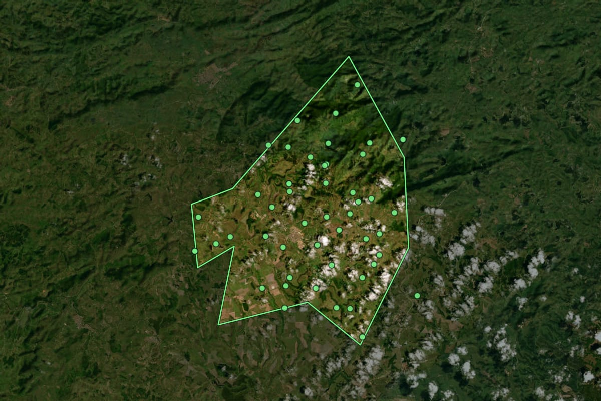 Imagem de satélite de Murici (AL), com o contorno do município e a posição dos imóveis desta página.