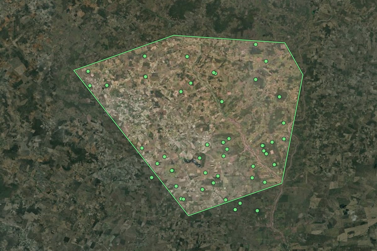 Imagem de satélite de Olivença (AL), com o contorno do município e a posição dos imóveis desta página.