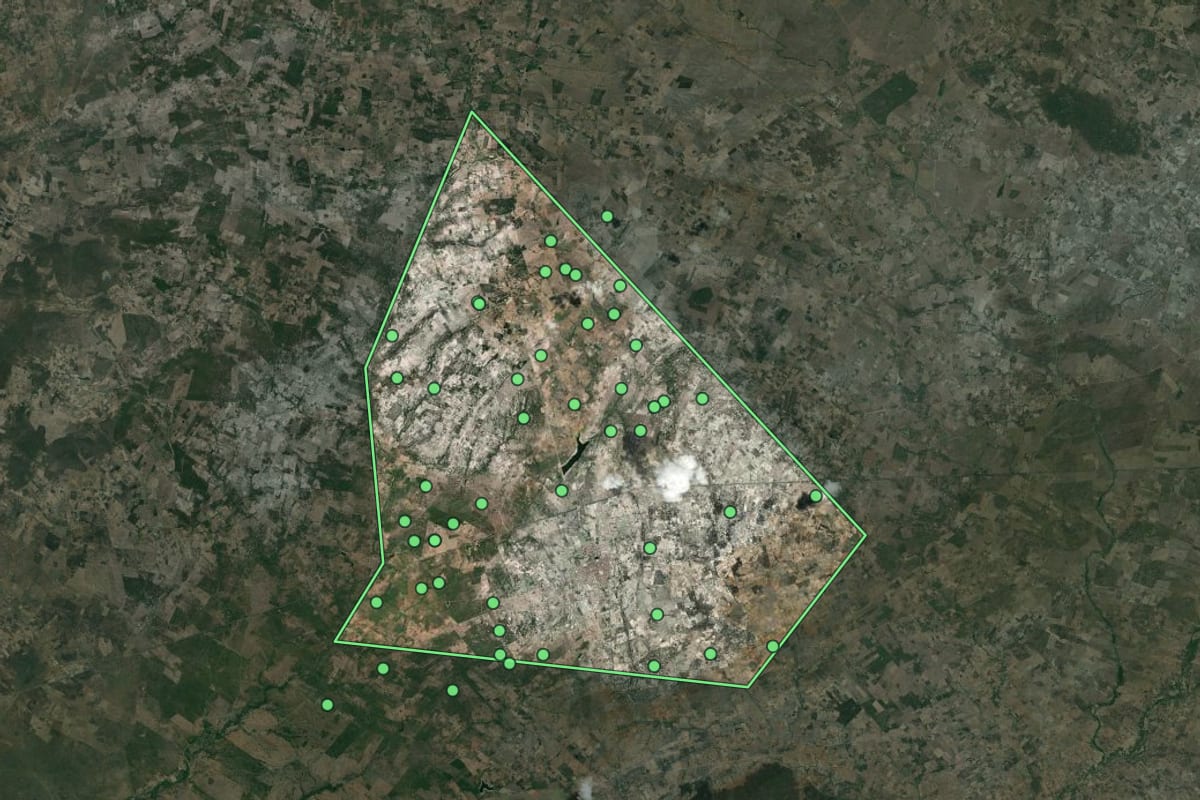 Imagem de satélite de Ouro Branco (AL), com o contorno do município e a posição dos imóveis desta página.