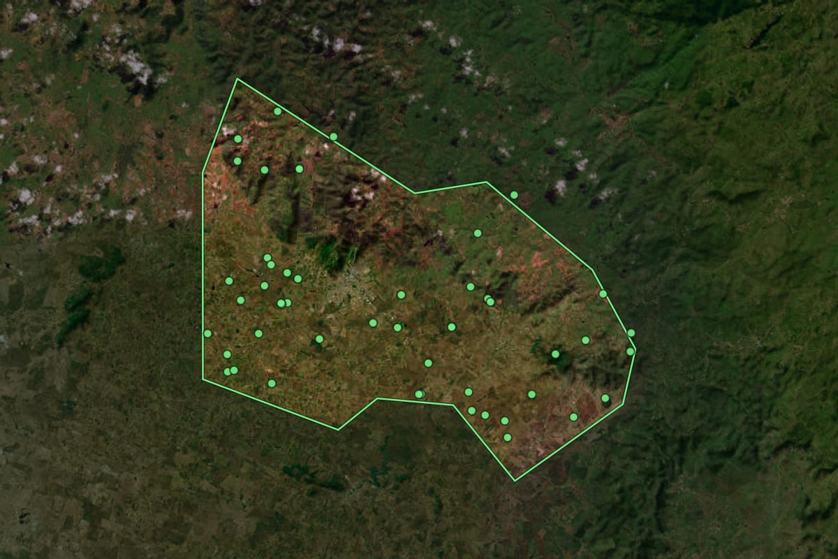 Imagem de satélite de Palmeira dos Índios (AL), com o contorno do município e a posição dos imóveis desta página.