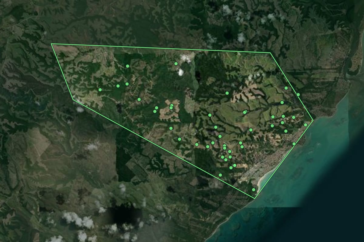 Imagem de satélite de Paripueira (AL), com o contorno do município e a posição dos imóveis desta página.
