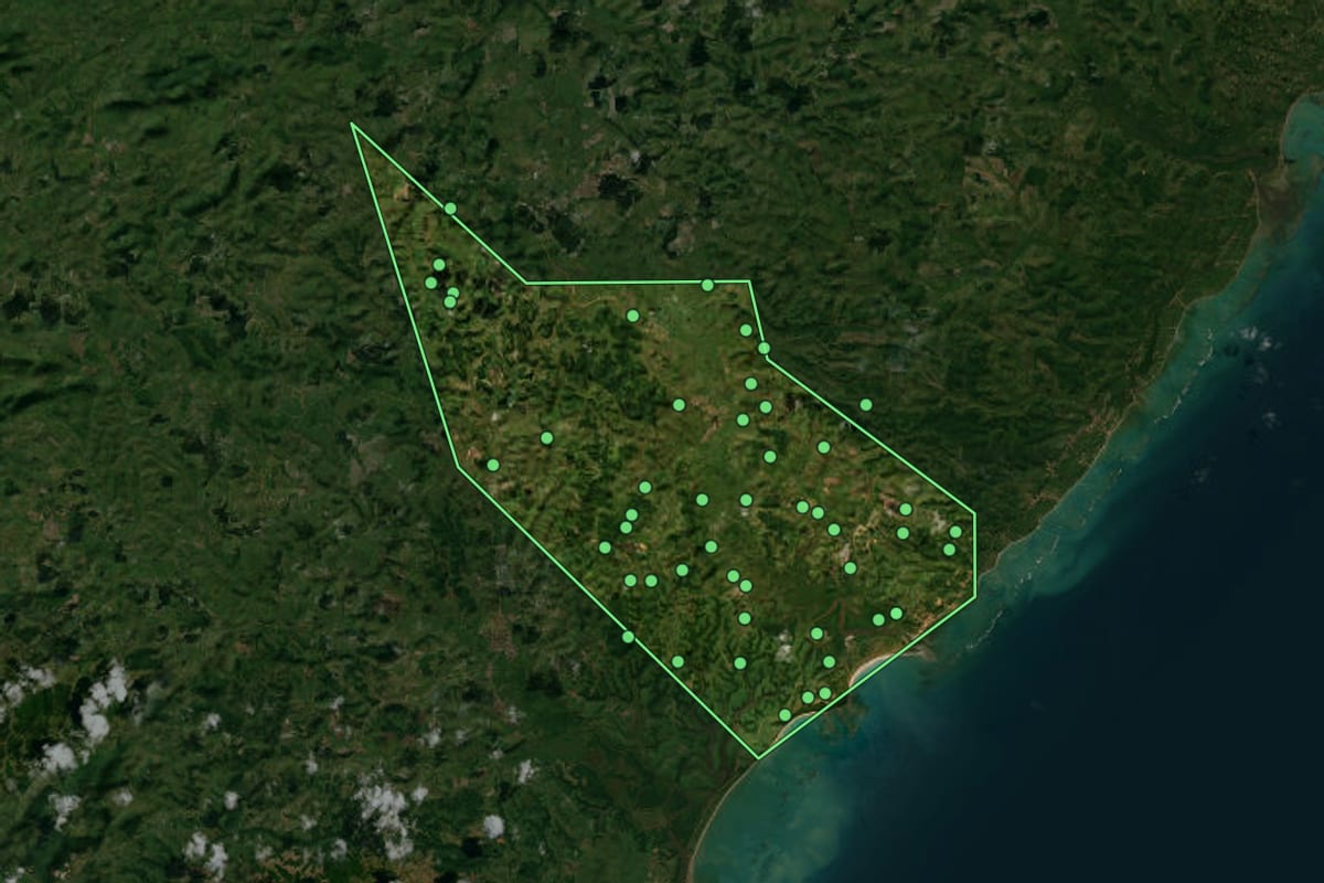 Imagem de satélite de Passo de Camaragibe (AL), com o contorno do município e a posição dos imóveis desta página.