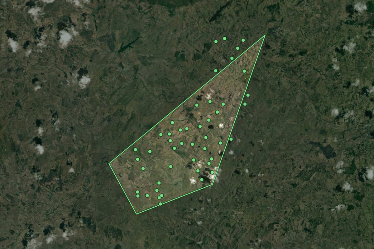 Imagem de satélite de Paulo Jacinto (AL), com o contorno do município e a posição dos imóveis desta página.