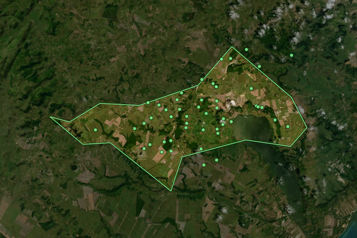 Imagem de satélite de Pilar (AL), com o contorno do município e a posição dos imóveis desta página.