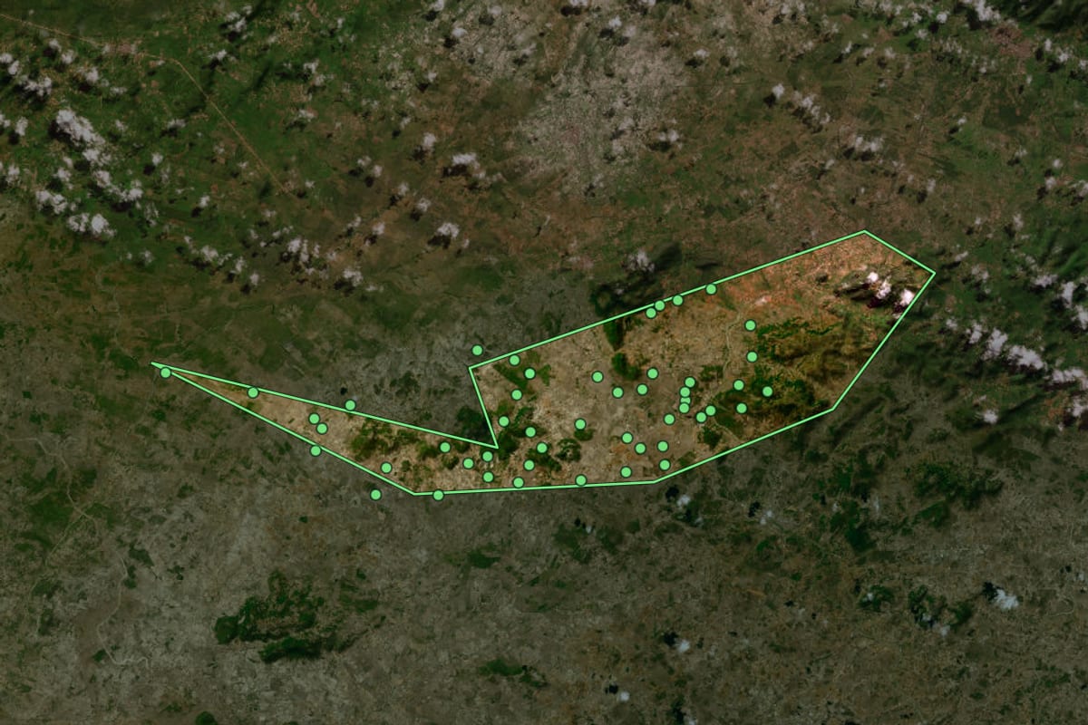 Imagem de satélite de Poço das Trincheiras (AL), com o contorno do município e a posição dos imóveis desta página.