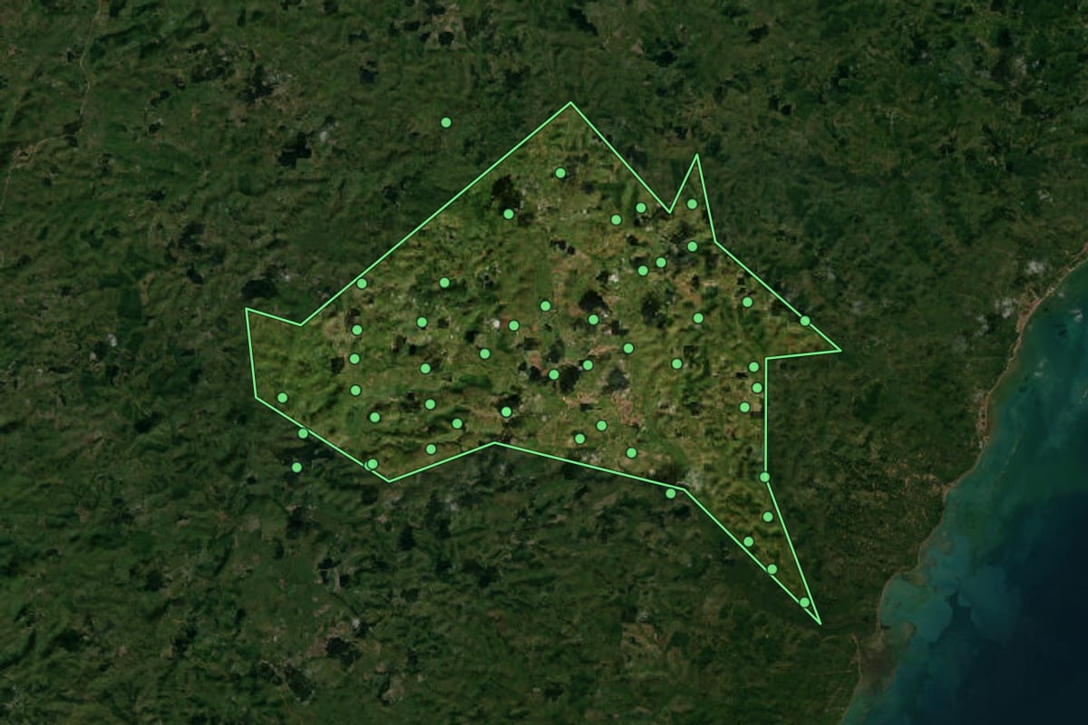 Imagem de satélite de Porto Calvo (AL), com o contorno do município e a posição dos imóveis desta página.