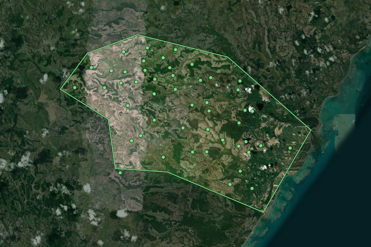 Imagem de satélite de Porto de Pedras (AL), com o contorno do município e a posição dos imóveis desta página.