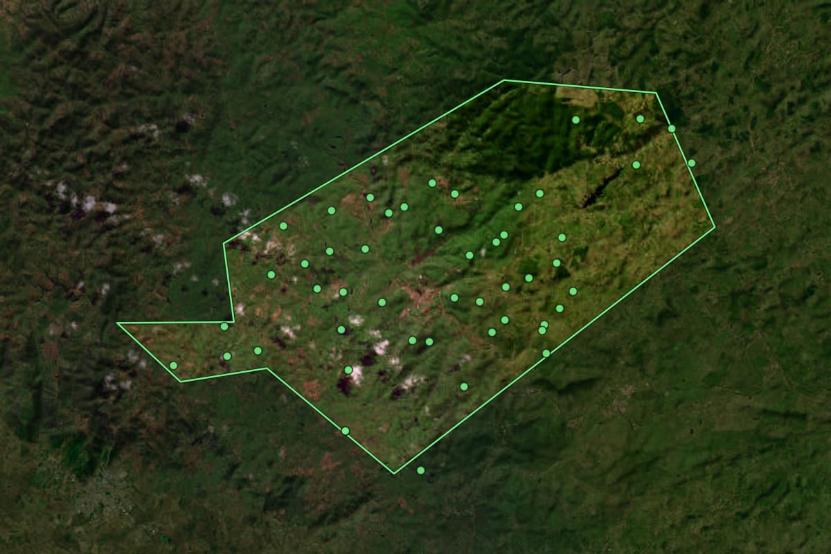 Imagem de satélite de Quebrangulo (AL), com o contorno do município e a posição dos imóveis desta página.